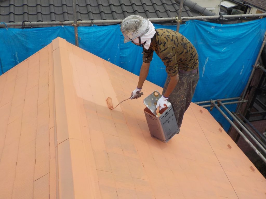 屋根の上塗りの様子です。日進産業の断熱塗料ガイナを使用しています。