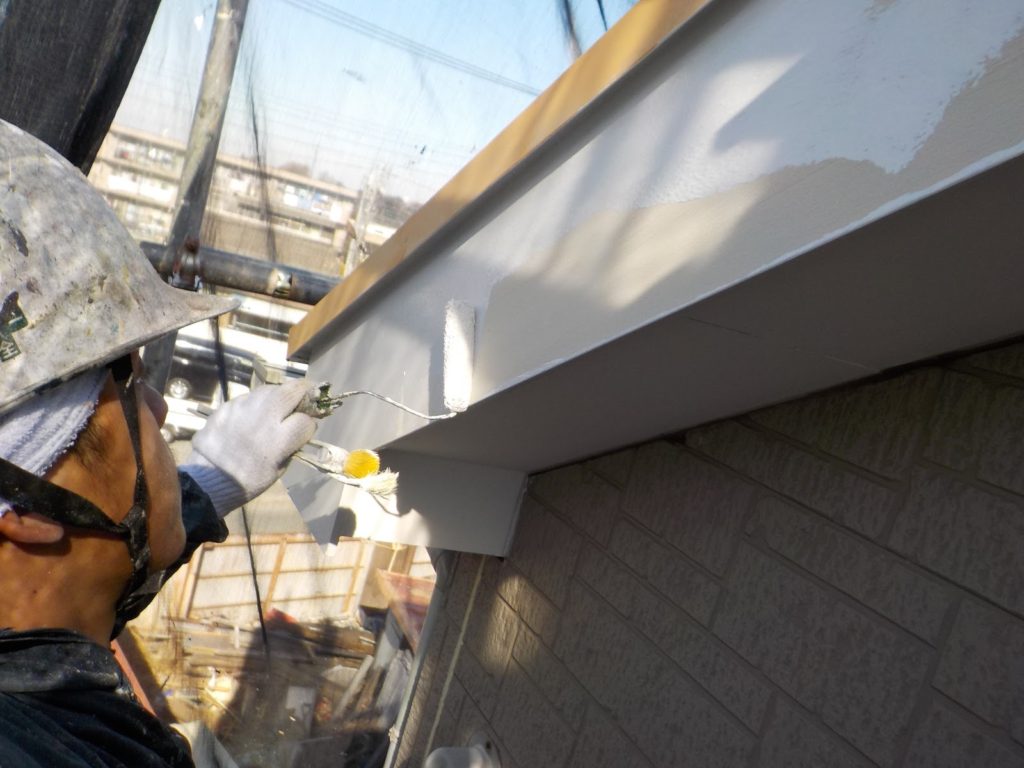 破風板の下塗り塗装の様子です。日本ペイントのパーフェクトプライマーを使用しています。