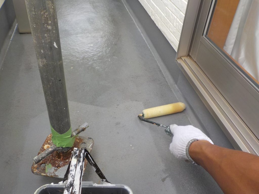 バルコニー床面の下塗りの様子です。東日本塗料のFRPプライマーを使用しています。