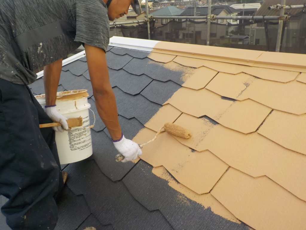 屋根の1回目の塗装の様子です。塗料は、日進産業の断熱塗料ガイナを使用していて、色番号は「1760H」です。