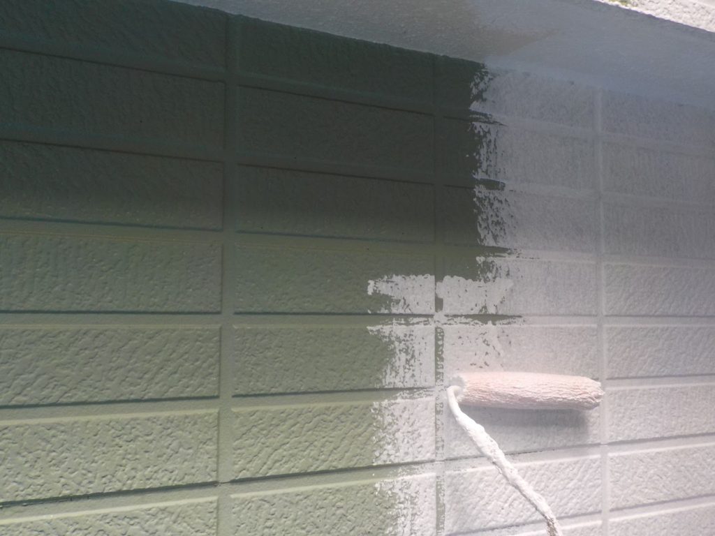 外壁の下塗りの様子です。関西ペイントのRSサーフを使用しています。