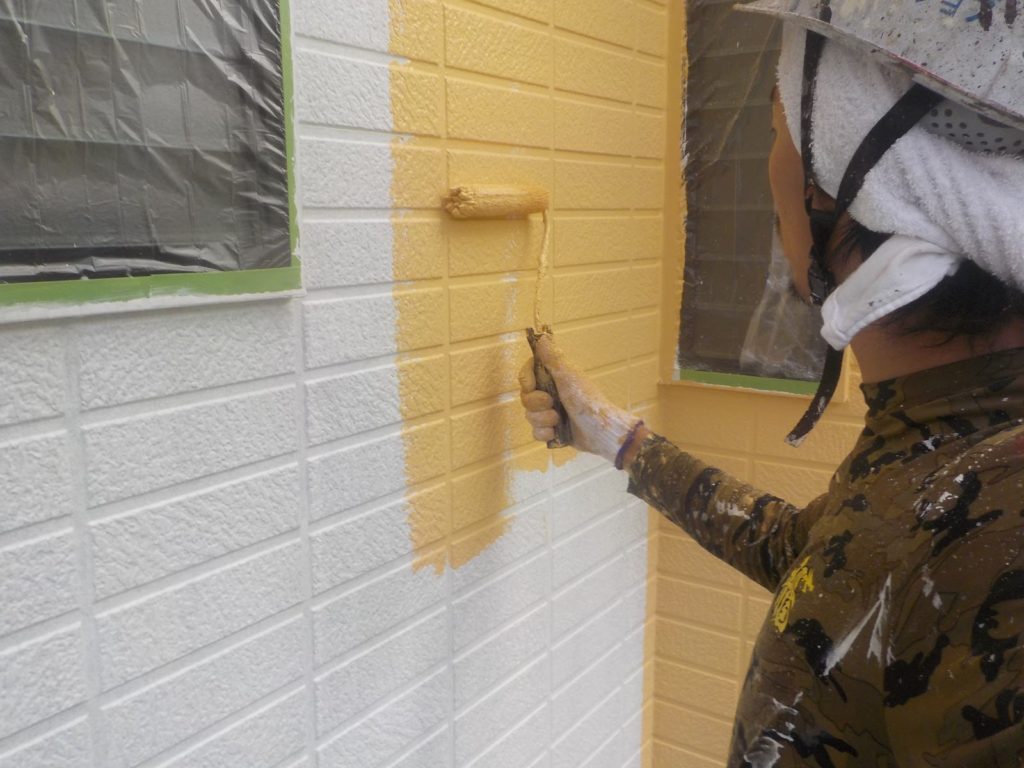 外壁の中塗りの様子です。塗料は、関西ペイントのRSシルバーグロスSiを使用していて、色番号は「1970Lの3分艶」です。