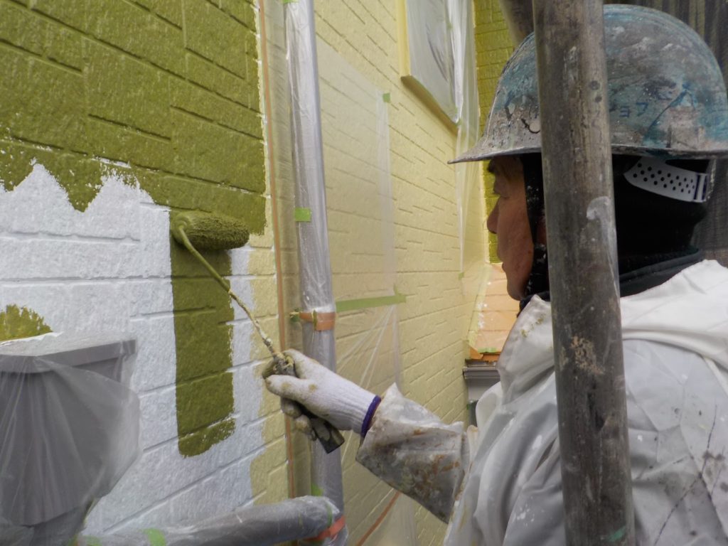 外壁の中塗り塗装の様子です。料は、水谷ペイントのナノコンポジットWを使用していて、色番号は「29‐40Hの3分艶」です。