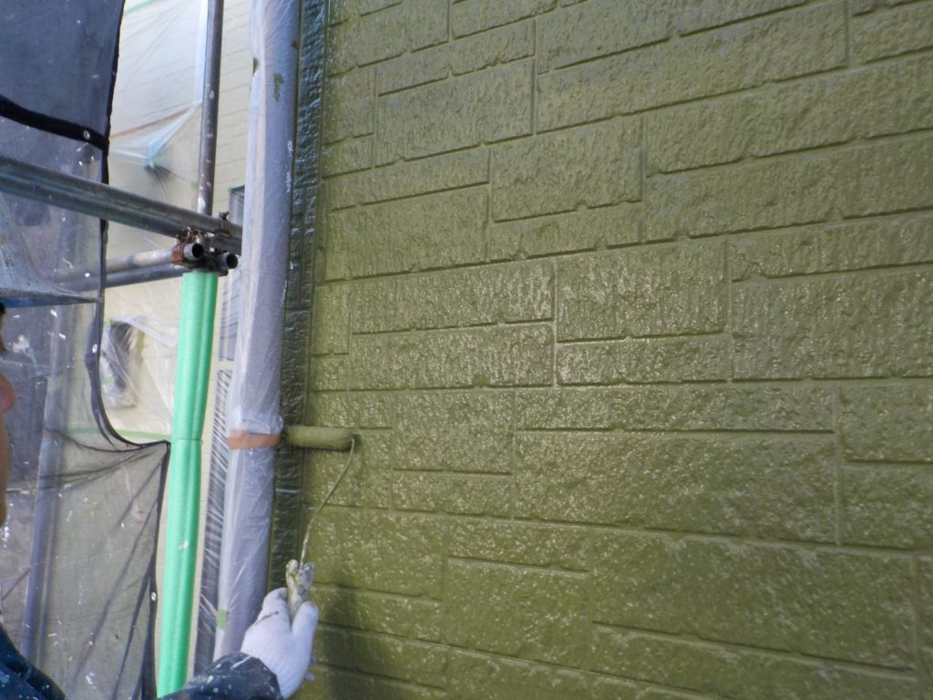 外壁の上塗り塗装の様子です。水谷ペイントのナノコンポジットWを使用していて、色番号は「29‐40Hの3分艶」です。