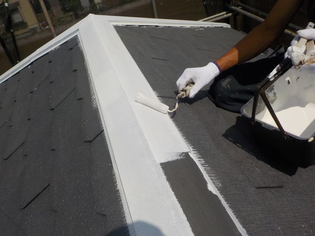 屋根板金部の下塗りの様子です。下地調整後、下塗りとして錆止め剤を塗装しています。日本ペイントのハイポンファインデグロ錆止めを使用しています。