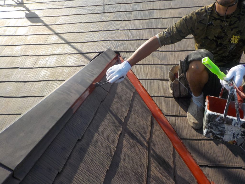 屋根板金部のサビ止め塗装の様子です。日本ペイントのハイポンファインデグロ錆止めを使用しています。