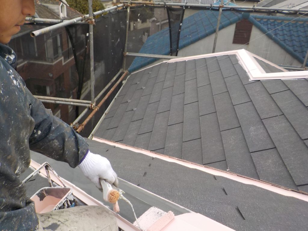 屋根の板金部分の錆止め塗装作業を行っています。日本ペイントのハイポンデクロ錆止めを使用しています。