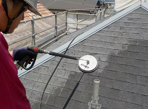 屋根を高圧洗浄機15MPa圧で洗浄している様子です。