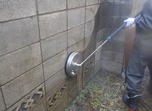 外塀を高圧洗浄機15MPa圧で洗浄している様子です。