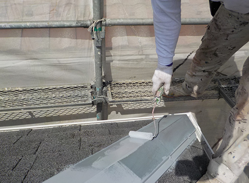 屋根の板金部の錆止めによる下塗り塗装作業の様子です。塗料は、日本ペイントのハイポンデクロ錆止めを使用しています。