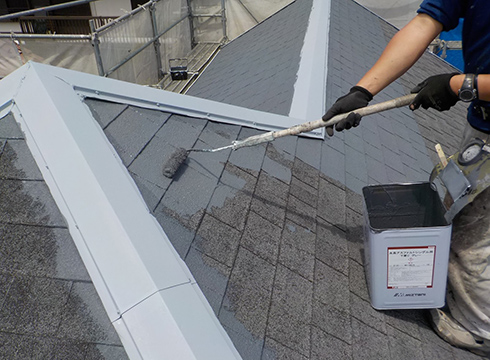 屋根の下塗り塗装作業の様子です。塗料は、水谷ペイントのアスファルトシングル用サフェーサーを使用しています。
