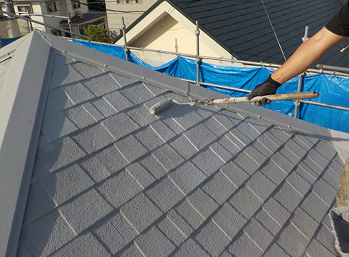 屋根の上塗り塗装作業の様子です。塗料は、日進産業の断熱塗料ガイナを使用していて、色番号は「N60」の抗菌剤入りです。