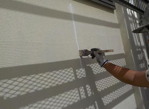 外壁の補修部の過疎止め剤塗布作業の様子です。逆プライマーを使用しています。