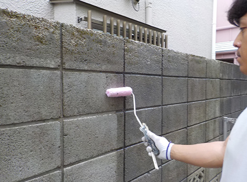 外塀の下塗り塗装作業を行っております。カチオンシーラーを使用しています。