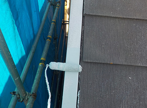 屋根板金部のサビ止め塗装を行っています。塗料は、日本ペイントのハイポンファインデグロ錆止めを使用しています。