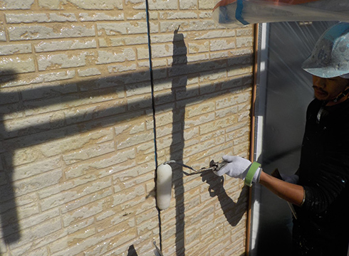 外壁のクリア塗装1回目を行っています。水谷ペイントのパワーアシストクリアーの3分艶を使用しています。