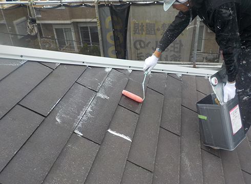 屋根の下塗りの様子です。塗料は、水谷ペイントの水系パワーシーラーを使用しています。