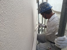 外壁の中塗りの様子①です。材料は水谷ペイントのナノコンポジットWを使用しています。