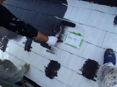 屋根の上塗りを行っています。日本ペイントのサーモアイ4Fを使用しています。