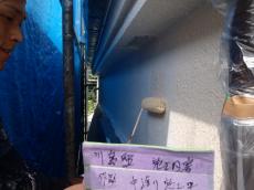外壁の中塗りの様子です。日本ペイントのハナコレクション100水性を使用しています。