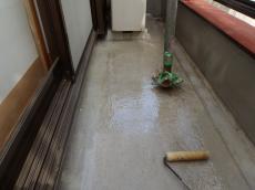 バルコニー床面を研磨、脱脂洗浄後、下塗りしている様子です。東日本塗料のFRPプライマーを使用しています。