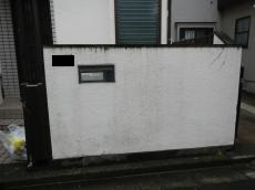 外塀の塗膜の剥がれ、浮き汚れ付着が見られました。