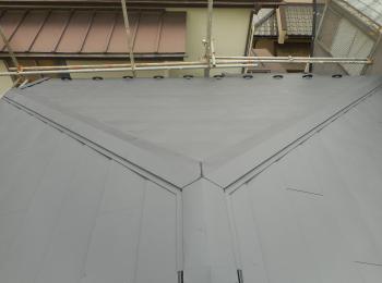 既存屋根に、軽量鋼板屋根を設置する屋根カバー工法で施工しました。遮断熱効果の向上、耐候性も良くなり、耐候性も10年以上になりました。