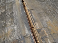 屋根の既存板金部を撤去しました。