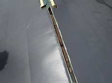 屋根の横葺き屋根カバー工法の様子です。横暖ルーフαの断熱材のガルバリウム鋼板を使用しています。