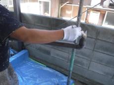 雨樋の下塗りをしている様子です。東日本塗料のエクセルプライマーを使用しています。