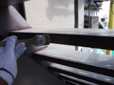 鉄骨階段の下塗りをしている様子です。日本ペイントのハイポンファインデグロを使用しています。