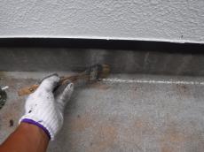 バルコニー床面の立上り部の下塗りをしている様子です。東日本塗料のFRPプライマーを使用しています。