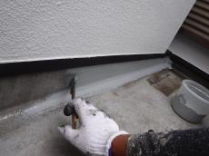 バルコニー床面の立上り部の上塗りをしている様子です。東日本塗料のAUコートを使用しています。