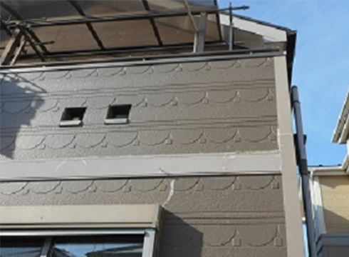 紫外線の影響で、コロニアル屋根部分に色褪せやクラックが発生しています。