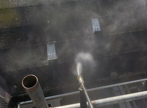 屋根の高圧洗浄の様子です。15.0MPa圧で行っています。