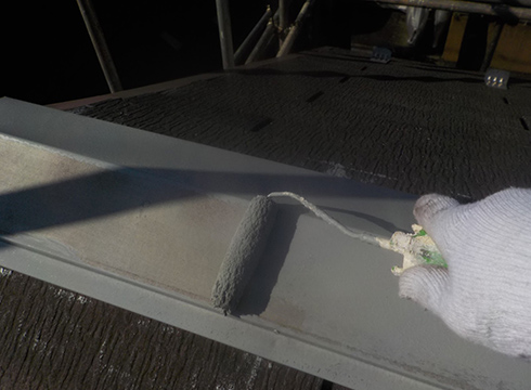 棟板金のさび止め塗装の様子です。日本ペイントのハイポンファインデグロ錆止めを使用しています。