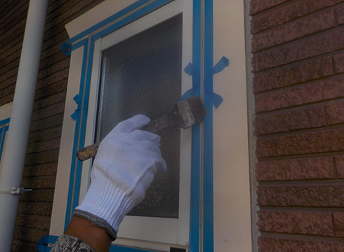 サッシまわりを密着剤塗装している様子です。プライマーUS3を使用しています。