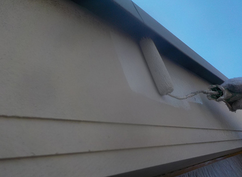 破風板の下塗りの様子です。日本ペイントのパーフェクトプライマーを使用しています。