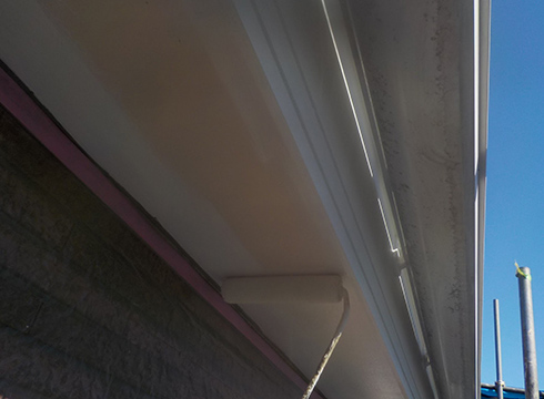 軒天の下塗りの様子です。塗料は、日本ペイントのケンエースGⅡを使用していて、色番号は「2290A」です。