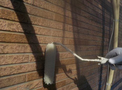 外壁の下塗りの様子です。塗料は、関西ペイントのプレシャスクリヤーの艶ありを使用しています。