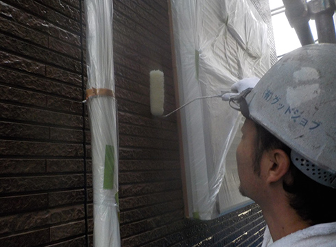 外壁の上塗りの様子です。塗料は、関西ペイントのプレシャスクリヤーの艶ありを使用しています。