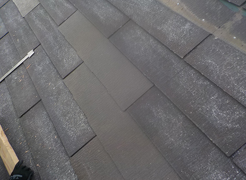 屋根の補修をしている様子です。コロニアル材を差し替えました。