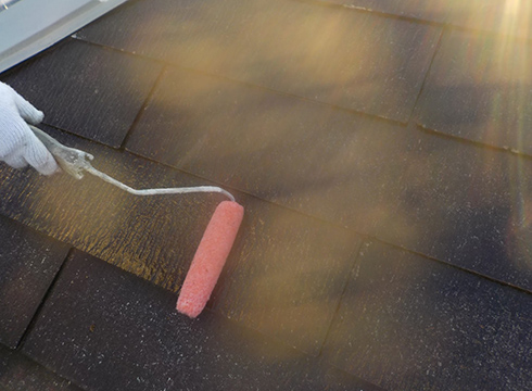 屋根の下塗りの様子です。関西塗料は、関西ペイントのエポMシーラーを使用しています。