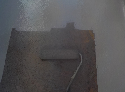 バルコニー床の上塗りの様子です。東日本塗料のAUコートを使用しています。