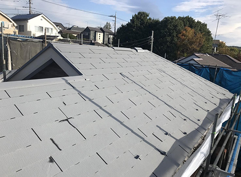 屋根の中塗りの様子です。塗料は、日進産業の断熱塗料ガイナを使用していて、色番号は「N50」です。