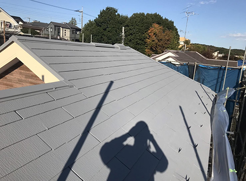 屋根の上塗りが完了しました。塗料は、日進産業の断熱塗料ガイナを使用し、色は「N50」を使用しました。