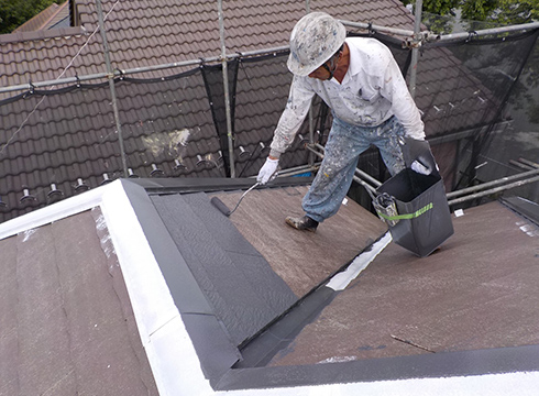 コロニアル屋根の1回目の塗装の様子です。ルーフピアニ塗装を行っています。