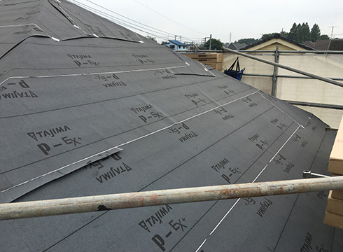 屋根は塗装では無く、重ね葺き工事を行いました。こちらは、屋根の下地工事の様子です。防水シート（アスファルトルーフィングシート）を使用しました。