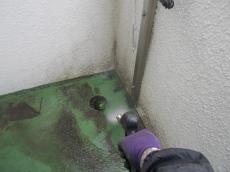バルコニー床面をワグナー製防音型高圧ジェッター150MPa圧で高圧洗浄している様子です。