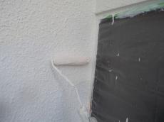 外壁の中塗りの様子です。水谷ペイントのナノコンポジットWを使用しています。